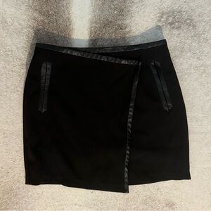 Line & Dot skirt with leather trim